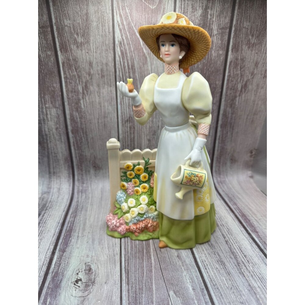 Avon Sales Achievement Award Figurine 2008 Presidents Club Mrs Albee